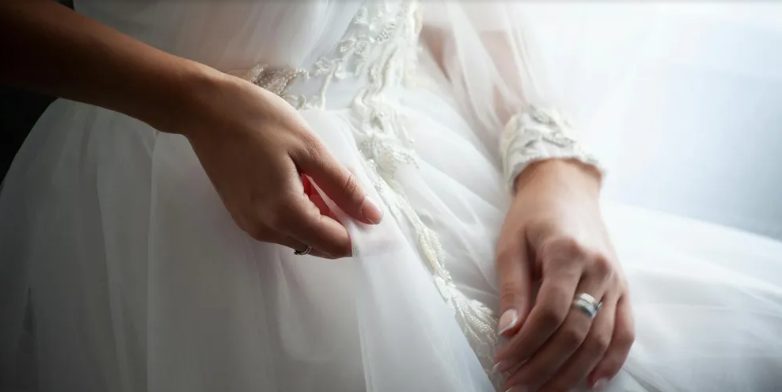 A menyasszonyom átadott nekem egy cetlit, amelyben azt kérte, hogy „Mondj nemet az oltárnál” — őrültségnek tűnt, de bíztam a tervében.