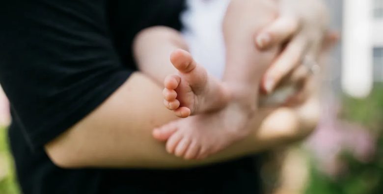 A férj visszatér az üzleti útról, és egy újszülött babát lát az asztalon két cetlivel — a nap története