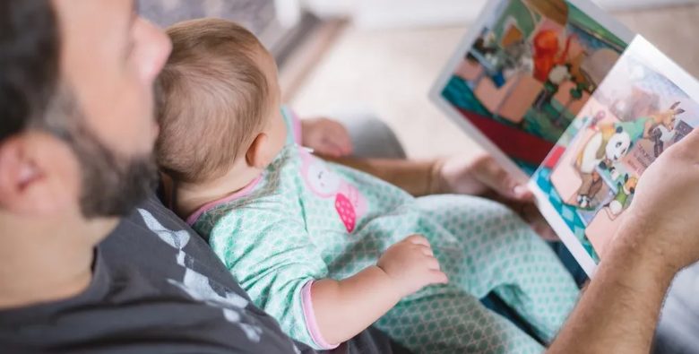 A férj visszatér az üzleti útról, és egy újszülött babát lát az asztalon két cetlivel — a nap története