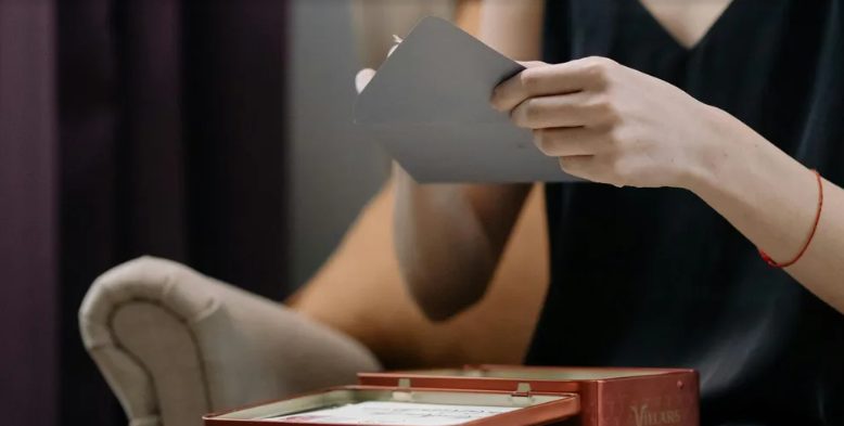A nővérem eltűnt az esküvője éjszakája után, és tíz évvel később találtam egy levelet, amit a másnap reggel írt – a nap története.