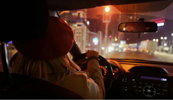 Apa kidobott anyámat és engem a házból, hogy a szeretőjével élhessen – 20 évvel később az örökségemet akarta.