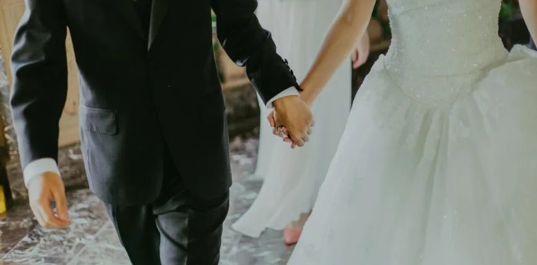 Apám magának tulajdonította, hogy ő fizette az esküvőmet a beszédében – pedig valójában az apám helyetti férfi fizetett mindent.