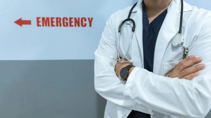 Az újszülöttem az ügyeleten sikított, amikor egy Rolexet viselő férfi azt mondta, hogy pazarlom az erőforrásokat – majd az orvos berontott a szobába és mindenkit megdöbbentett.