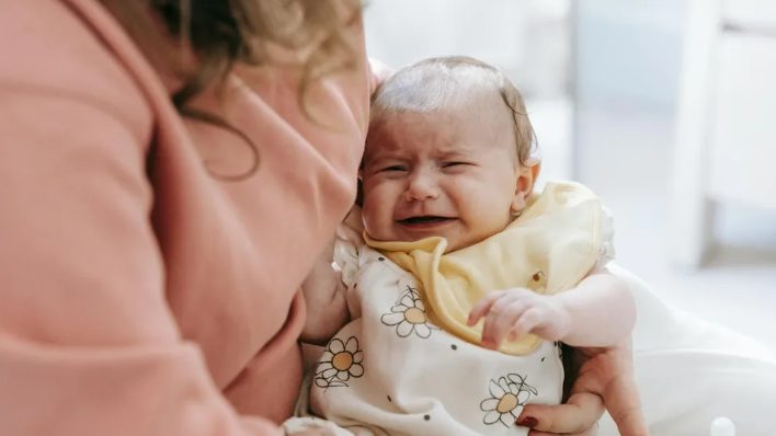 Az újszülöttem az ügyeleten sikított, amikor egy Rolexet viselő férfi azt mondta, hogy pazarlom az erőforrásokat – majd az orvos berontott a szobába és mindenkit megdöbbentett.