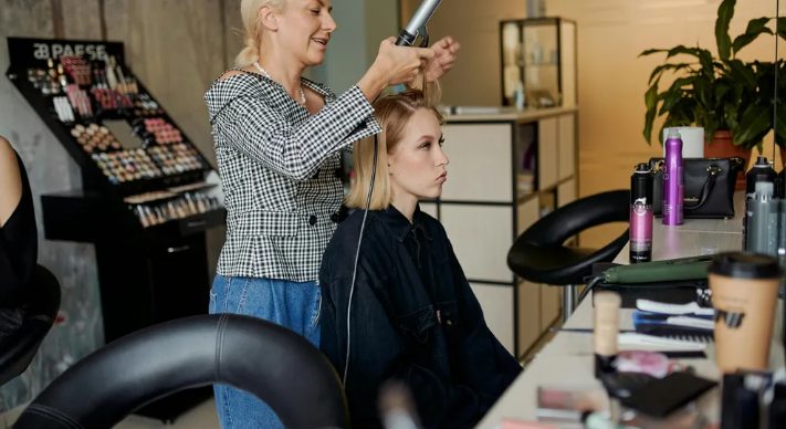A mostohatestvérem azt kérte tőlem, hogy a saját esküvőjén és a hat koszorúslánya számára készítsek sminket és frizurát – majd megtagadta a fizetést.