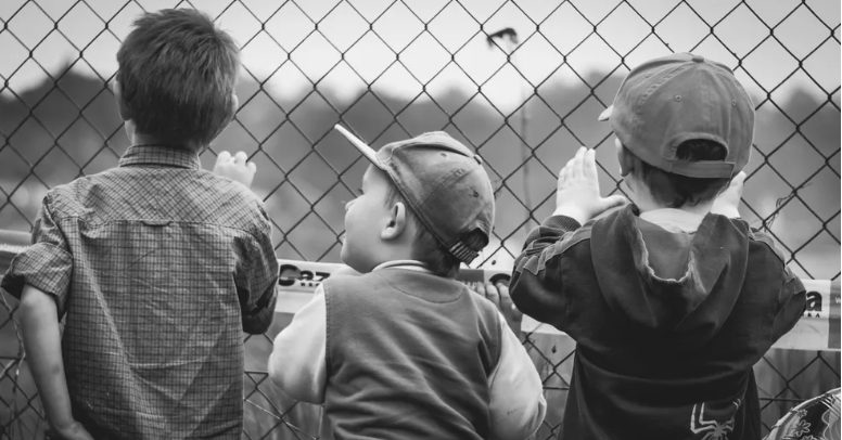Orvos neveli a hármas ikreket, miután az anya a szülés során meghal, 5 év múlva felbukkan a vér szerinti apa — A nap története