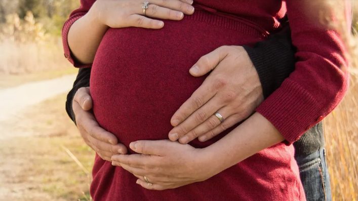 A unokám titokban adott nekem egy adó-vevőt, hogy lefekvés előtt beszélgethessünk – amit egy éjszaka kihallottam, az teljesen megrázott.