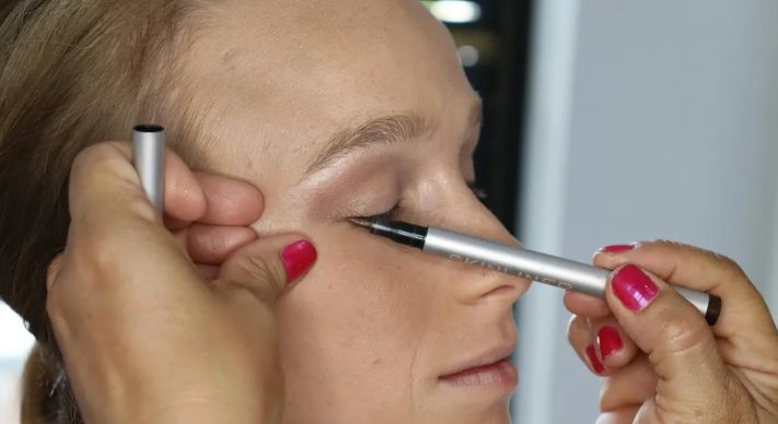 A mostohatestvérem azt kérte tőlem, hogy a saját esküvőjén és a hat koszorúslánya számára készítsek sminket és frizurát – majd megtagadta a fizetést.