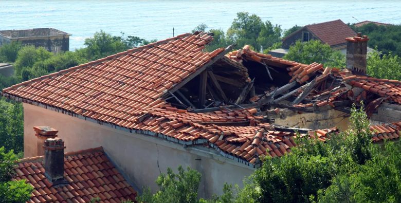 Engem hagytam, hogy az egyedülálló szomszédom nálam lakjon, amíg a házát javították a vihar után, és nem telt el sok idő, hogy megértsem, miért van egyedül – a nap története.