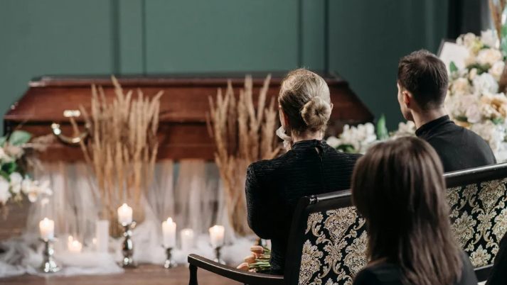 A lányom megpróbálta tönkretenni az esküvőmet, hogy otthagyjam a vőlegényemet, és ingyenes dadusként maradjak a három gyerekéhez – de nem számított arra, ami ezután történt.