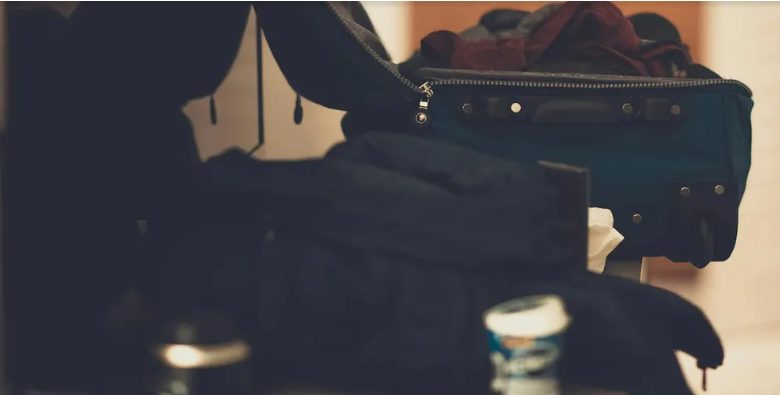A férjem azt mondta, hogy a gyerekkori barátja temetésére megy – de aztán a vidéki házunk mögött találtam meg, amint valamit benzinnel locsol.