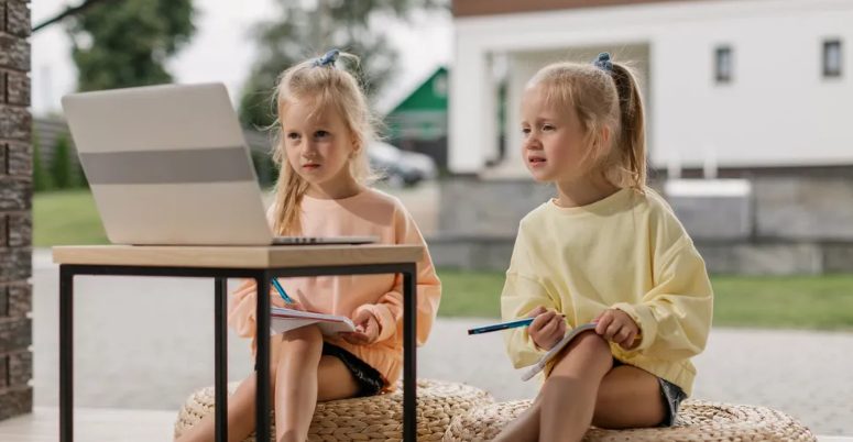 Férfi, aki biztos benne, hogy elhunyt volt felesége csak egy gyermeket szült, találkozik a lányuk tökéletes másával – A nap története