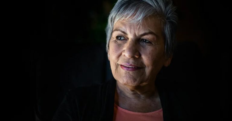 Befogadtam egy koldusasszonyt a kisbabájával, mert az elhunyt lányomra emlékeztetett – amit az otthonomban tett, az teljesen megrázott.
