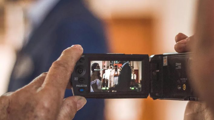 Az apósomat videón kapták rajta, amint ellopja az esküvői ajándékunkat — kiderült, hogy ezzel megmentette az életemet.