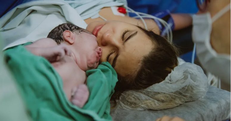 Orvos neveli a hármas ikreket, miután az anya a szülés során meghal, 5 év múlva felbukkan a vér szerinti apa — A nap története