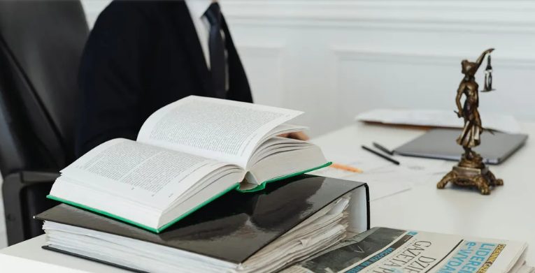 Mostohaapám rám hagyta a 640 000 dolláros vagyonát, miközben anyám és a mostohatestvérem egyenként csak 5000 dollárt kaptak – amit a végrendelet felolvasásakor tettek, az teljesen megdöbbentett.