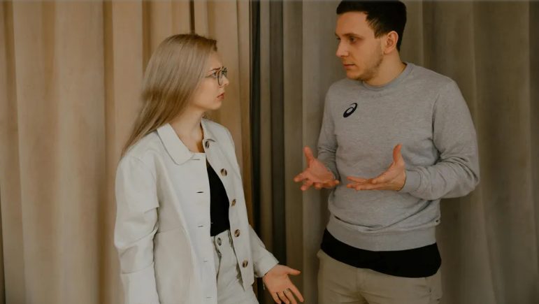 A munkanélküli férjem titokban bérleti díjat kért a nálunk élő, fogyatékos nővéremtől – Egy hatalmas hiba.