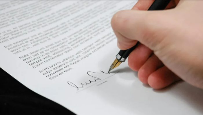 A közös képviselő megpróbált kirakni engem és a testvéremet, miután a szüleink meghaltak – de megbánták.