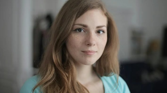 Nagymamám azt kérte tőlem, hogy egy évvel a halála után ültessem át a kedvenc rózsabokrát – sosem számítottam arra, hogy mit rejtett el alatta.
