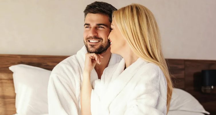 A barátom korán elhagyta a hotelt, és rám hagyta az 1350 dolláros minibár- és szobaszervizszámlát — kreatívan álltam bosszút.