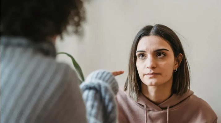 Kétszer annyit fizettem a nővéremnek, hogy vigyázzon a gyerekeimre – amikor visszajöttem, azt találtam, hogy a medencénk sárba van tele.