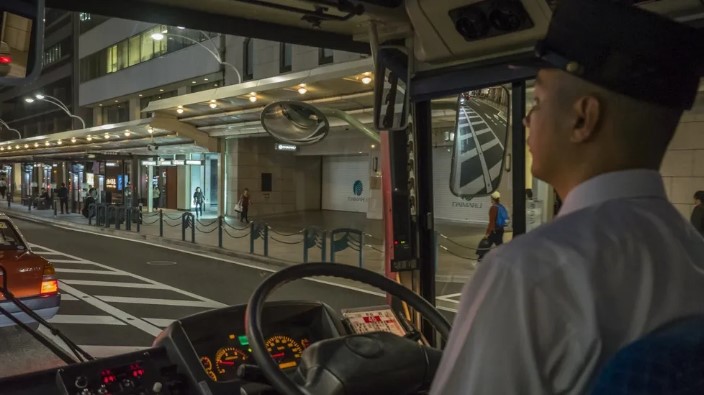 Miután kidobta az idős asszonyt a hidegbe, meglátta azt, ami mindent megváltoztatott. A kegyetlenségtől a sokkig: találkozás a menyasszonnyal és a rejtélyes fénykép.