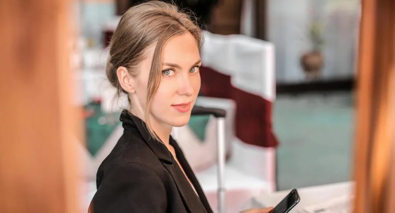 Az exférjem új barátnője megtalálta a telefonszámomat, hogy csak egyetlen kérdést tegyen fel — amikor elolvastam az üzenetét, elképedtem.