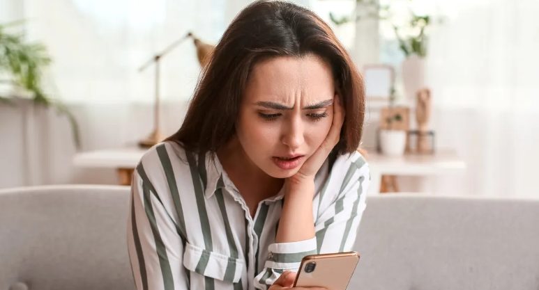 Az exférjem új barátnője megtalálta a telefonszámomat, hogy csak egyetlen kérdést tegyen fel — amikor elolvastam az üzenetét, elképedtem.