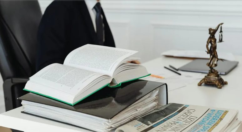 Mostohaapám rám hagyta a 640 000 dolláros vagyonát, míg anyám és mostohanővérem egyenként 5 000 dollárt kaptak – amit tettek, amikor felolvasták a végrendeletet, sokkolt engem.