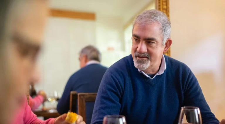 A férjem titokban feljebb sorolt engem az üzleti osztályra, és a mi ikreinkkel a turistaosztályon hagyott – nem látta előre a karmát.