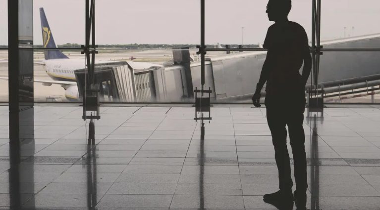 A férjem titokban feljebb sorolt engem az üzleti osztályra, és a mi ikreinkkel a turistaosztályon hagyott – nem látta előre a karmát.