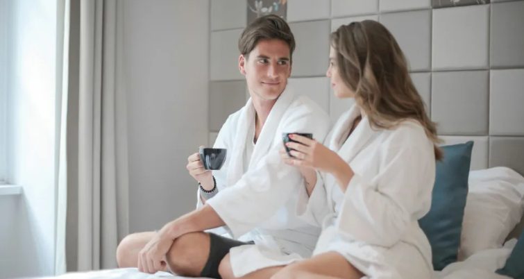 A barátom korán elhagyta a hotelt, és rám hagyta az 1350 dolláros minibár- és szobaszervizszámlát — kreatívan álltam bosszút.