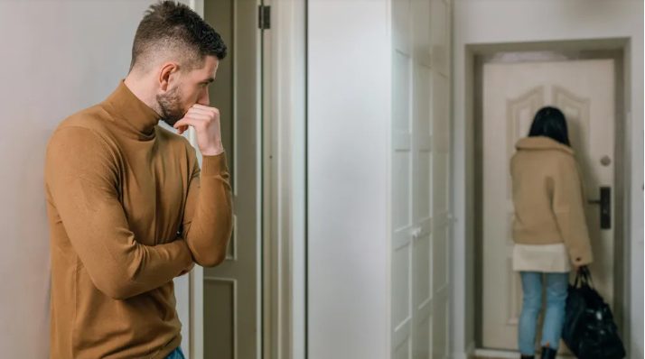 A férjemmel egy életre szóló utazást terveztünk, de anyósom miatt egyedül kellett mennem – amikor hazatértem, életem legnagyobb meglepetése várt rám.