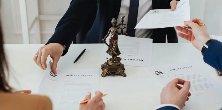 A férjem házvezetőnőként és bébiszitterként használt a gyerekei számára, ezért elváltam tőle – 16 évvel később kaptam egy üzenetet a lányától, ami sírásra késztetett.