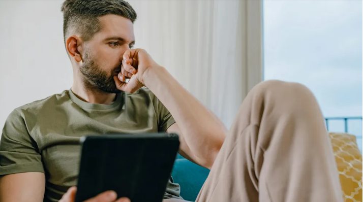 A férjemmel egy életre szóló utazást terveztünk, de anyósom miatt egyedül kellett mennem – amikor hazatértem, életem legnagyobb meglepetése várt rám.