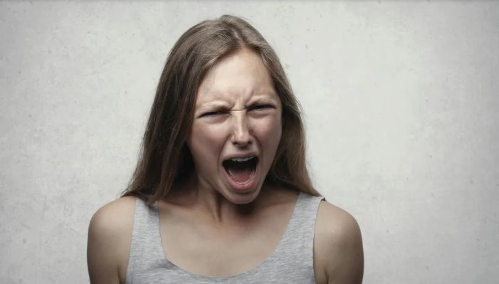 Leendő sógornőm kölcsönkérte a néhai édesanyám esküvői ruháját – amit tett vele, az teljesen összetört engem.