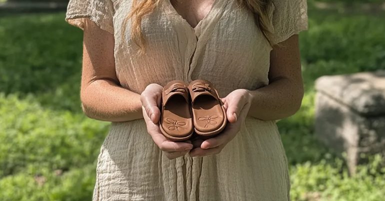 Minden alkalommal, amikor a késő férjem sírját látogattam, apró gyermekcipőket találtam ott—titkuk megváltoztatta az életem.