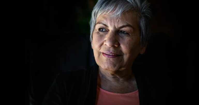 Befogadtam egy koldust a kisbabájával, mert az elhunyt lányomra emlékeztetett – amit a házamban tett, az teljesen megrázott.