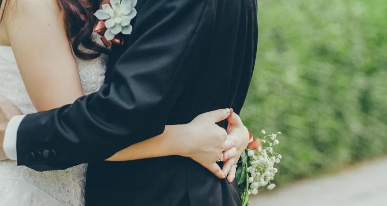 Véletlenül meghallottam a férjem családjának szándékait velem kapcsolatban – úgy döntöttem, túljárok az eszükön.