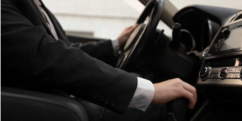 A 12 éves fiam kihúzott egy kislányt a tűzből – másnap egy üzenetet találtunk az ajtónkon: „Jöjjetek holnap reggel 5-kor a fiatok iskolája közelében lévő piros limuzinhoz.”