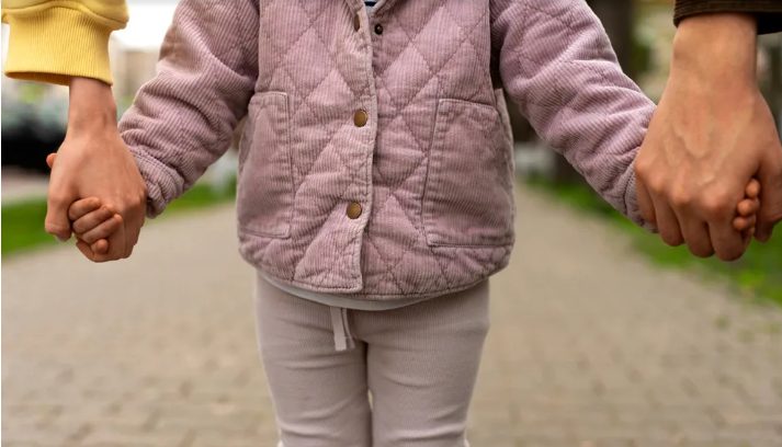 A 60. születésnapján az anyósom a lányomat a mosókonyhába ültette, távol a többi gyerektől – majd mindenkit sokkolt a „bejelentésével”.