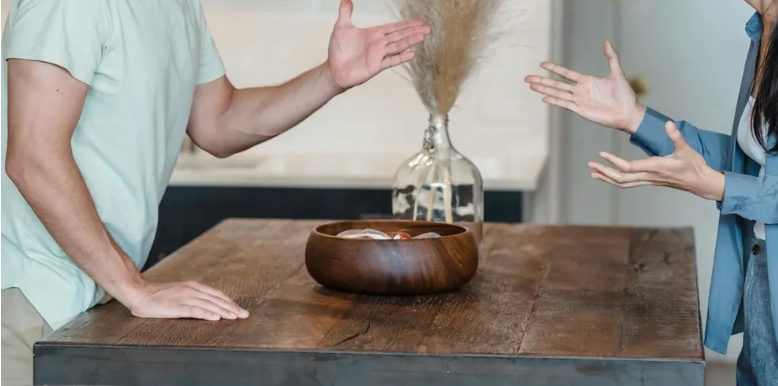 A férjem házvezetőnőként és bébiszitterként használt a gyerekei számára, ezért elváltam tőle – 16 évvel később kaptam egy üzenetet a lányától, ami sírásra késztetett.