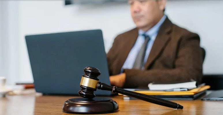 A volt férjem menyasszonya eljött a házamba, hogy kiköltöztessen engem és a négy gyerekemet — ezért háborút indítottam a gyermekeim jövőjéért.