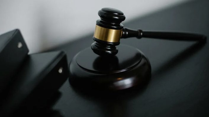 A unokatestvérem tönkretette a nagymamám házát – de végül egyenesen a csapdába sétált, amit előkészítettem.