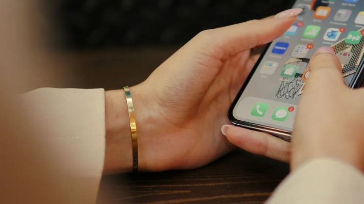 Nagymamám azt kérte tőlem, hogy egy évvel a halála után ültessem át a kedvenc rózsabokrát – sosem számítottam arra, hogy mit rejtett el alatta.