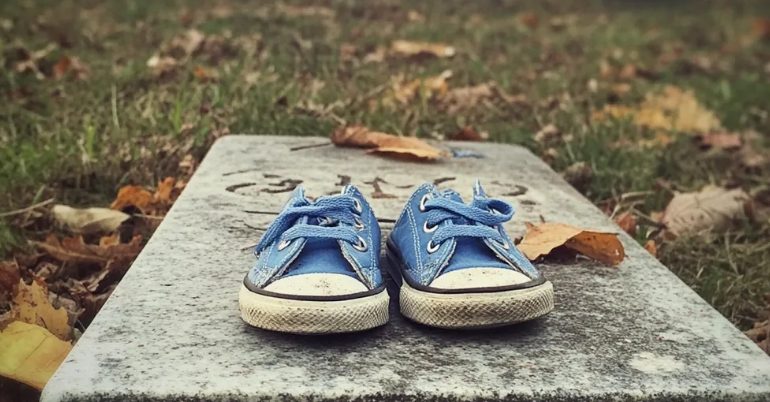 Minden alkalommal, amikor a késő férjem sírját látogattam, apró gyermekcipőket találtam ott—titkuk megváltoztatta az életem.