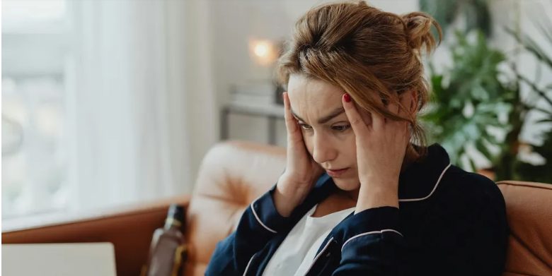 A 12 éves fiam kihúzott egy kislányt a tűzből – másnap egy üzenetet találtunk az ajtónkon: „Jöjjetek holnap reggel 5-kor a fiatok iskolája közelében lévő piros limuzinhoz.”