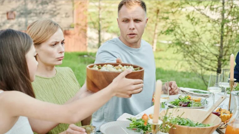 Biológiai apám feltűnt az esküvőmön, éppen akkor, amikor az apósom kísért az oltárhoz – Amit ezután tett, mindenkit szóhoz sem juttatott.