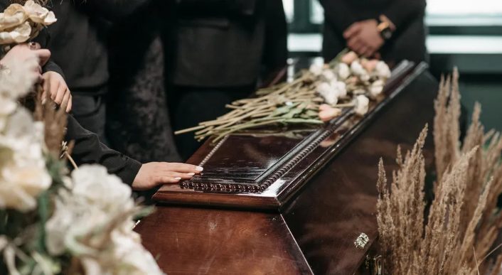 Mostohaanyám kirakta a nagypapámat, miután megmentett egy kölyköt – sosem számított rá, hogy visszavágok.