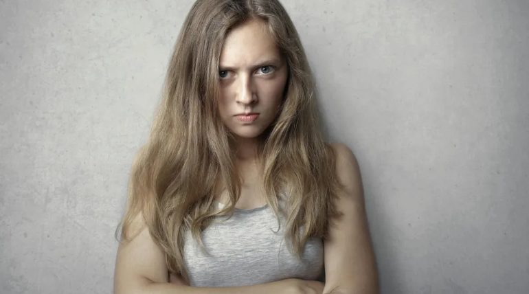A szomszédom tojásokkal dobálta meg az autómat, mert eltakartam a kilátását a Halloween-kiállítására — ezért készítettem egy „meglepetést”, amit nem fog elfelejteni.